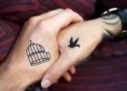 Homlokára tetováltatta a barátja nevét, hogy ezzel mutassa ki a szerelmét (videó)