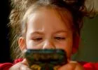 Megoldotta a kislány: a tengerbe dobta apja telefonját, hogy inkább rá figyeljen (videó)