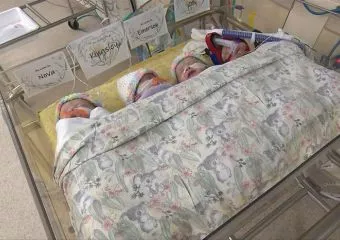 Orvosi csoda: 6 gyerek mellé születtek a négyes ikrek