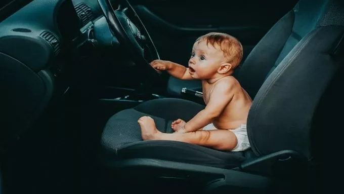 Te bent hagyod egyedül a gyereked az autóban?
