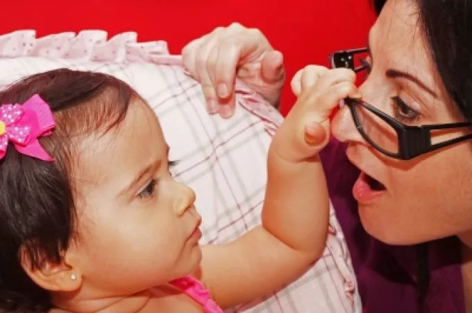 Szemkontaktus és simogatás fejleszti a baba társas képességeit