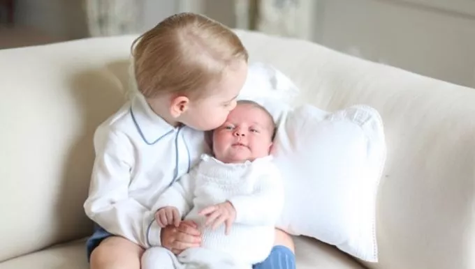 Közzétették az első hivatalos fotókat Charlotte hercegnőről