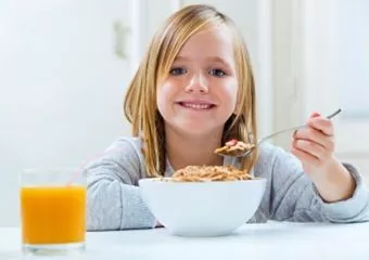 A cukorfogyasztás csökkentése gyorsan javítja az elhízott gyerekek egészségét