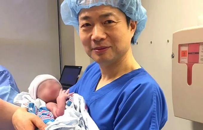 Megszületett a világon az első gyermek háromszülős mesterséges megtermékenyítéssel