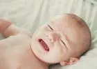 Jobban alszik a csecsemő, ha hagyjuk sírni? Ismerd meg a Ferber-módszert!