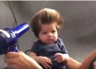 Egy tündéri kicsi baba óriási hajjal