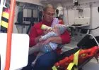 Emberségből jeles: mentőápoló etette meg a 6 hónapos kisbabát egy tömegbaleset után