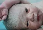 Egy szíriai kisbaba csodálatos túlélése a bombázás után (VIDEÓ)