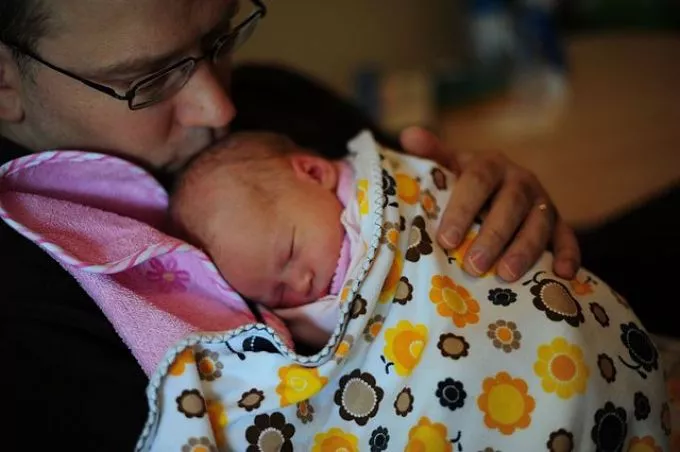 Baby blues-tól a mosolygó anyukáig: túlélőkalauz friss apukáknak