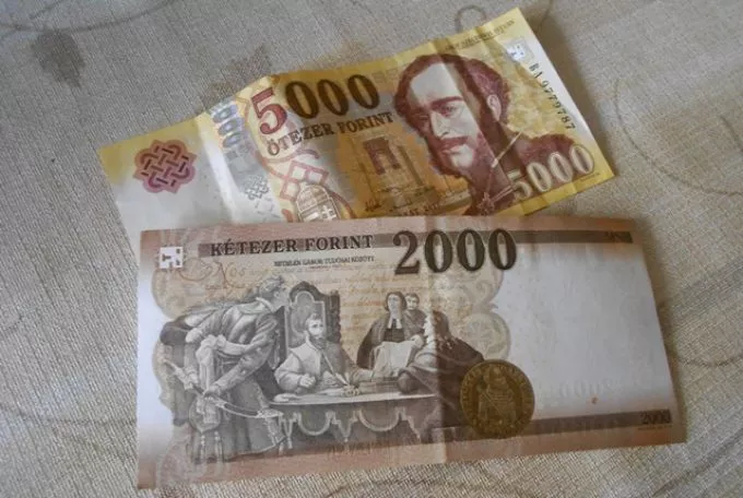 Keddtől már csak az új 2000 és 5000 forintos bankjegyekkel lehet fizetni