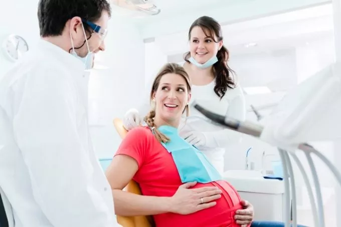4 veszély, ami a fogaidra leselkedik terhesség alatt