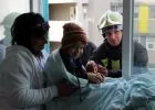 Tűzoltóautó hozta a beteg gyerekeknek felajánlott ajándékokat