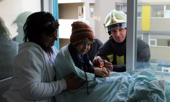 Tűzoltóautó hozta a beteg gyerekeknek felajánlott ajándékokat