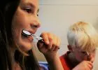 Mit tehetünk, hogy ne feketedjenek el a gyerek fogai? - 6 fontos tudnivaló a gyermekkori fogmosásról