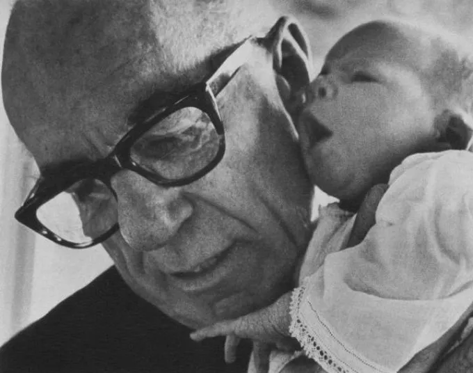 Amikor még bűn volt ölbe venni a saját gyerekünket: így forradalmasította Benjamin Spock a gyereknevelést