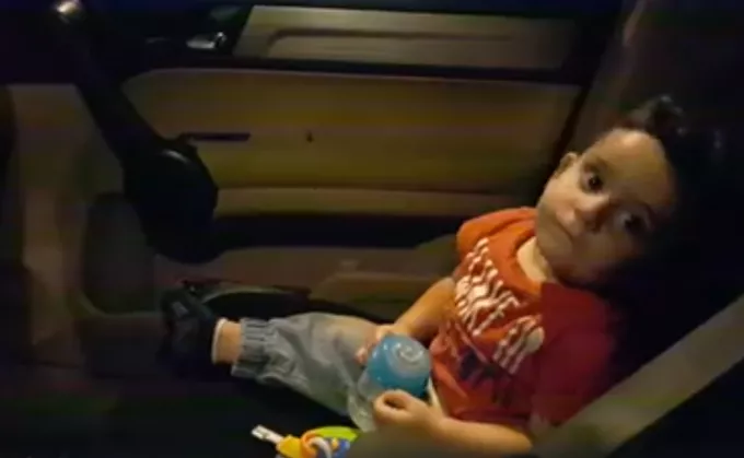 Gyerekdalt énekeltek az ijedt kisfiúnak a tüntetők (videó)