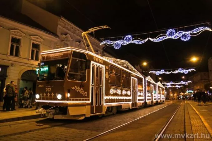 Útjára indult a gyönyörű mézeskalács-villamos