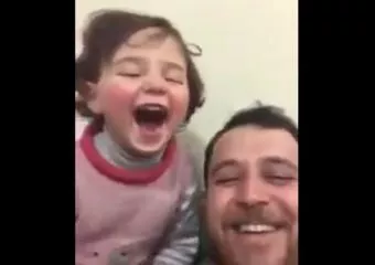 Szívszorító videó: minden alkalommal, amikor bomba robban, nevetésben tör ki a szír apuka a kislányával