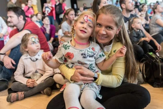 Ezer család énekel anyák napján a Ringatóval