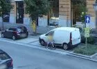 Videó a 9 éves gyerekről, miközben összekarcolja a 22 parkoló autót