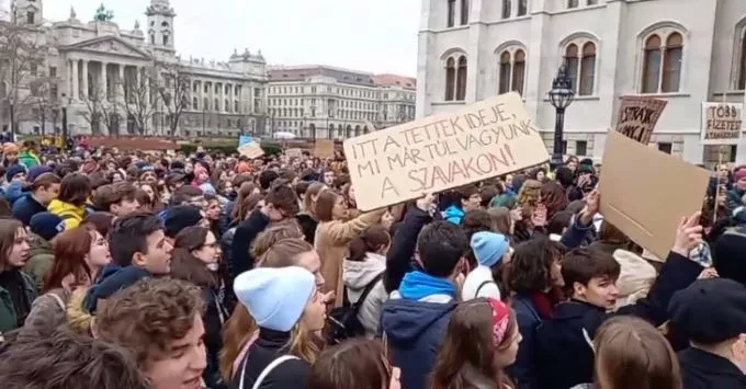 Elkezdődött az országos, határozatlan idejű pedagógussztrájk