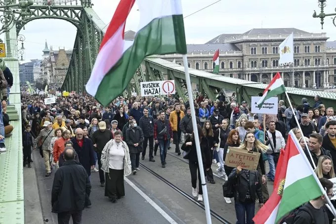 Szolidaritási tüntetést tartottak a tanárokért Budapesten