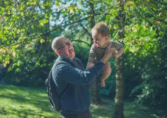 Így hosszabbíthatja meg az életed, ha a gyermekedet, unokádat emelgeted