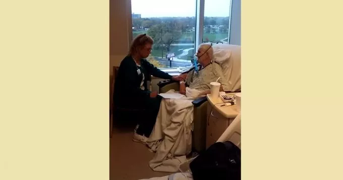 Megható: sírva videózta, ahogy a nővér énekelt az apjával