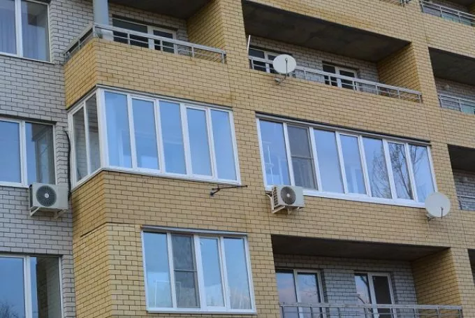 Kizárta egy kisgyerek a szülőjét a kilencedik emeleti lakásuk erkélyére Zalaegerszegen
