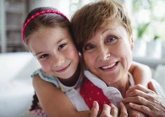 Az unokákról való gondoskodás meghosszabbítja az életet - állítják a kutatók