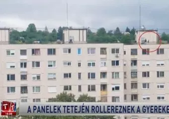 Rollerrel ugranak át az egyik panelház tetejéről a másikra Miskolcon a fiatalok