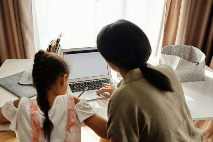 Hogyan edukáljuk gyermekeinket a felelősségteljes internethasználatra?