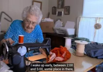 A 100 éves nő minden nap hajnalban kel, hogy rászoruló gyerekeknek varrjon ruhát 