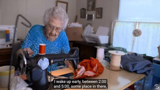 A 100 éves nő minden nap hajnalban kel, hogy rászoruló gyerekeknek varrjon ruhát 