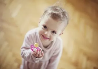 Zseniális módszerrel szoktatja le kislányát a cumiról az édesapa - videó