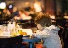 Pótdíjat kell fizetniük a "rossz szülőknek" egy étteremben, ha nem viselkednek a gyerekeik