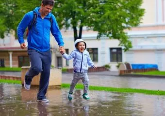 Apával bármiből lehet játék: aranyos videó arról, milyen vicces szórakozást talált magának egy férfi és kisfia