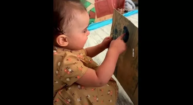 Elképesztő videó: így reagál a pici, amikor először lát képet a dédnagymamájáról - anyukája szerint az ő reinkarnációja a kislány