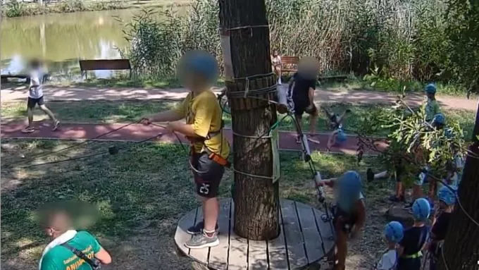 Úgy felrúgott egy gyereket a saját kísérője a szolnoki kalandparkban, hogy a fejére esett - videó is készült az esetről