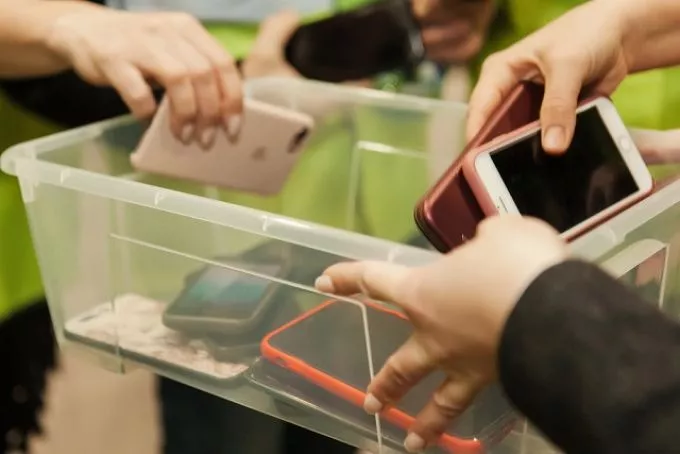 Nem használhatnák a telefonjukat szeptembertől az iskolában a gyerekek, ha az "a tanulást akadályozza"