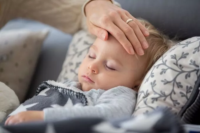 A két legfontosabb teendő, amikor lázas a gyerek